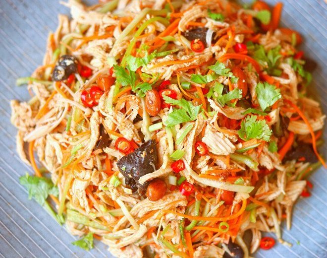 Tận dụng gà thừa sau Rằm đem làm nộm vừa ngon lại lạ miệng