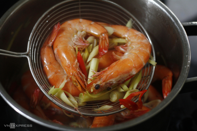 Cách làm tôm hấp bia giòn ngọt, đơn giản