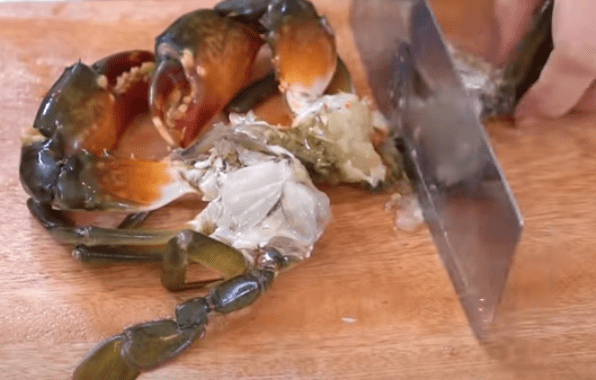 Cách làm cua rang me chua chua ngọt ngọt thơm ngon tại nhà