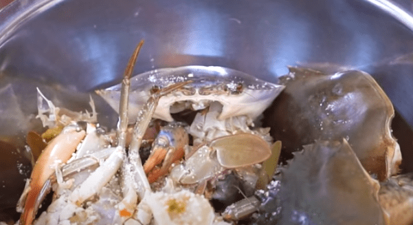 Cách làm cua rang me chua chua ngọt ngọt thơm ngon tại nhà