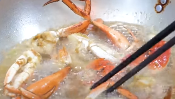 Cách làm cua rang me chua chua ngọt ngọt thơm ngon tại nhà