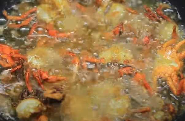 Cách làm cua rang me chua chua ngọt ngọt thơm ngon tại nhà