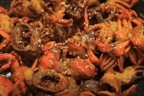 Cách làm cua rang me chua chua ngọt ngọt thơm ngon tại nhà