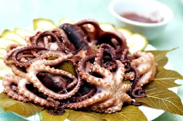 Cách làm bạch tuộc hấp giòn ngon và nước chấm đúng chuẩn