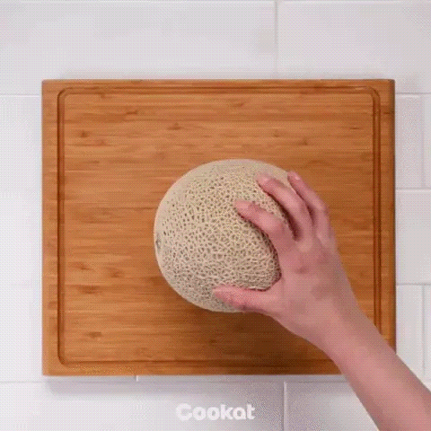 Mách chị em cách làm kem dưa lưới cả quả: Buổi tối ngồi cày phim mà có món này thì sướng phải biết!