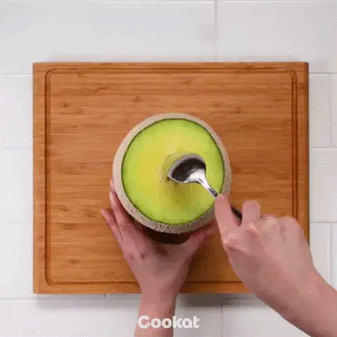 Mách chị em cách làm kem dưa lưới cả quả: Buổi tối ngồi cày phim mà có món này thì sướng phải biết!