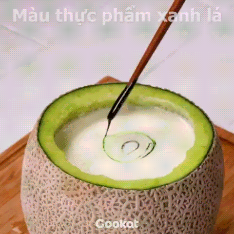 Mách chị em cách làm kem dưa lưới cả quả: Buổi tối ngồi cày phim mà có món này thì sướng phải biết!