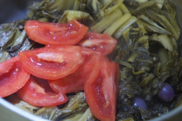 Canh dưa chua nấu sườn
