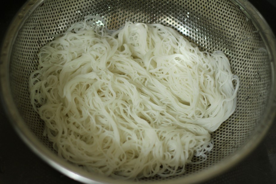 Cách làm bún gạo xào chay mềm tơi, thấm vị hài hòa