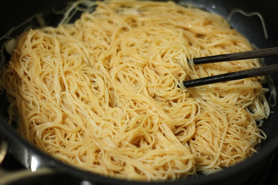 Cách làm bún gạo xào chay mềm tơi, thấm vị hài hòa