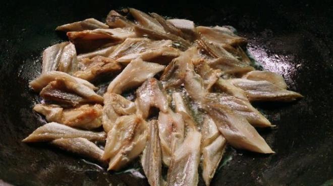 Cá mắm đem xào chua ngọt kiểu này vừa ngon lại rẻ, chỉ 1 đĩa nhỏ là đủ ăn