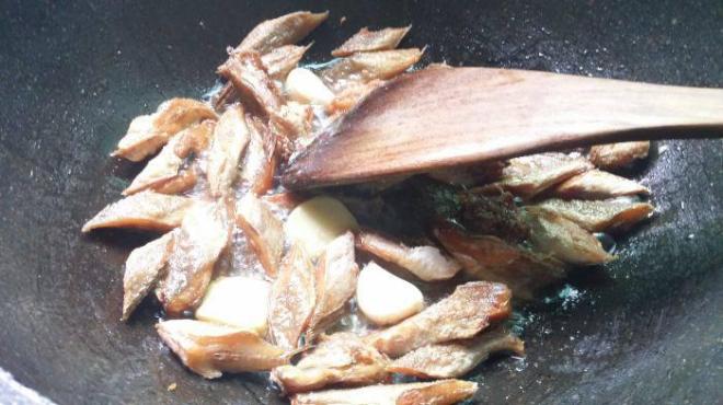 Cá mắm đem xào chua ngọt kiểu này vừa ngon lại rẻ, chỉ 1 đĩa nhỏ là đủ ăn