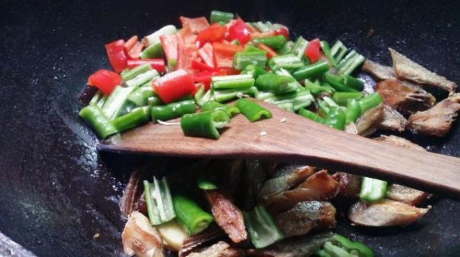 Cá mắm đem xào chua ngọt kiểu này vừa ngon lại rẻ, chỉ 1 đĩa nhỏ là đủ ăn