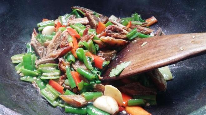 Cá mắm đem xào chua ngọt kiểu này vừa ngon lại rẻ, chỉ 1 đĩa nhỏ là đủ ăn