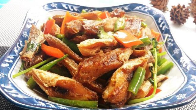 Cá mắm đem xào chua ngọt kiểu này vừa ngon lại rẻ, chỉ 1 đĩa nhỏ là đủ ăn