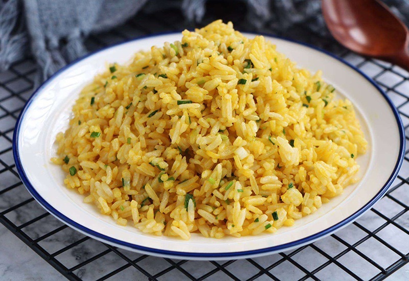 Làm cơm rang trứng đừng dại cho ngay vào chảo, nhớ thêm bước này đảm bảo cơm lên màu vàng ươm săn chắc 10 mẻ ngon như 10