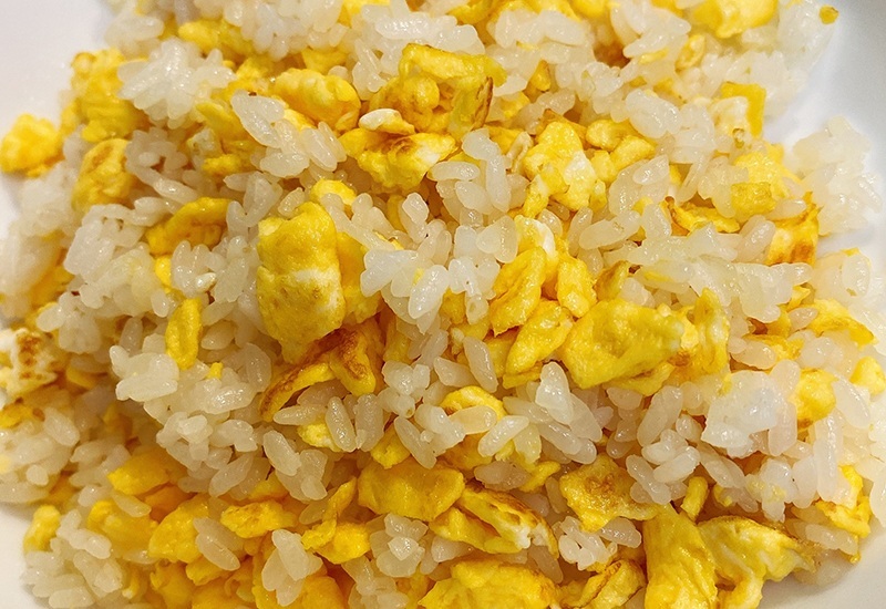 Làm cơm rang trứng đừng dại cho ngay vào chảo, nhớ thêm bước này đảm bảo cơm lên màu vàng ươm săn chắc 10 mẻ ngon như 10