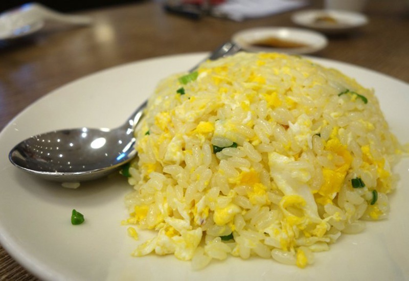 Làm cơm rang trứng đừng dại cho ngay vào chảo, nhớ thêm bước này đảm bảo cơm lên màu vàng ươm săn chắc 10 mẻ ngon như 10