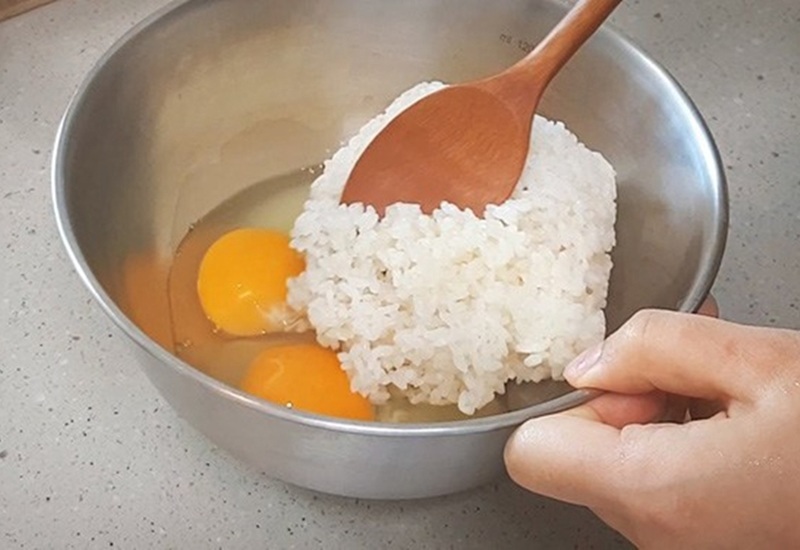 Làm cơm rang trứng đừng dại cho ngay vào chảo, nhớ thêm bước này đảm bảo cơm lên màu vàng ươm săn chắc 10 mẻ ngon như 10