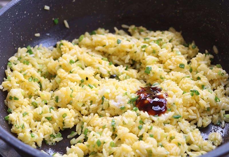 Làm cơm rang trứng đừng dại cho ngay vào chảo, nhớ thêm bước này đảm bảo cơm lên màu vàng ươm săn chắc 10 mẻ ngon như 10