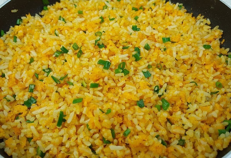 Làm cơm rang trứng đừng dại cho ngay vào chảo, nhớ thêm bước này đảm bảo cơm lên màu vàng ươm săn chắc 10 mẻ ngon như 10