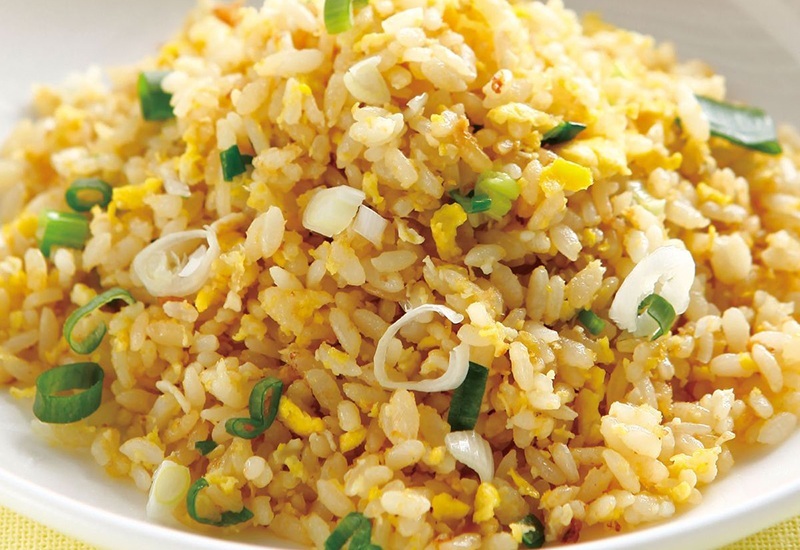 Làm cơm rang trứng đừng dại cho ngay vào chảo, nhớ thêm bước này đảm bảo cơm lên màu vàng ươm săn chắc 10 mẻ ngon như 10