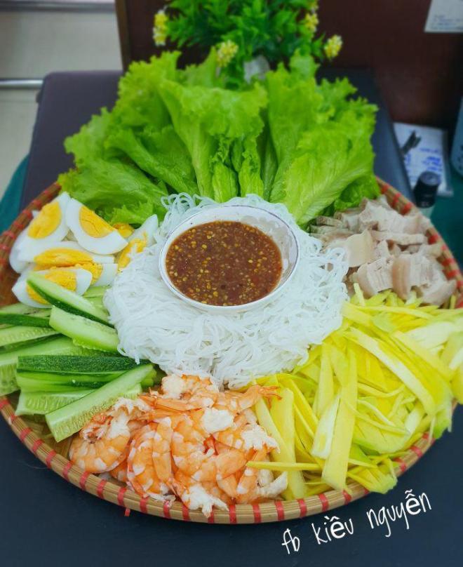 9X khoe cơm gia đình đặc sắc, dân mạng lại lo 