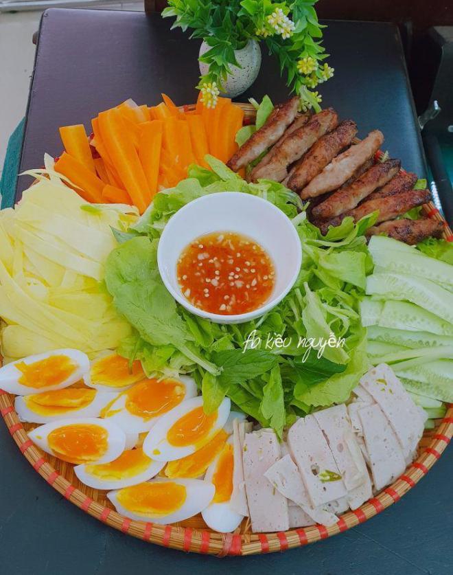 9X khoe cơm gia đình đặc sắc, dân mạng lại lo 