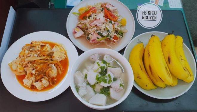 9X khoe cơm gia đình đặc sắc, dân mạng lại lo 