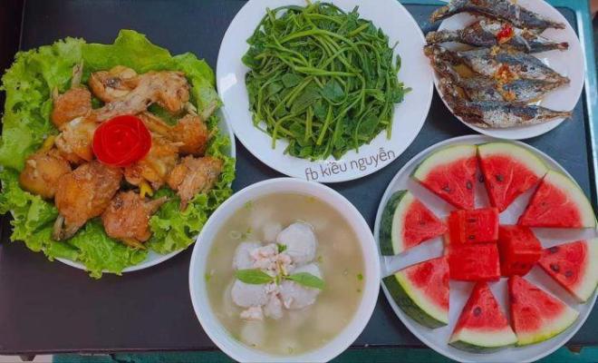 9X khoe cơm gia đình đặc sắc, dân mạng lại lo 