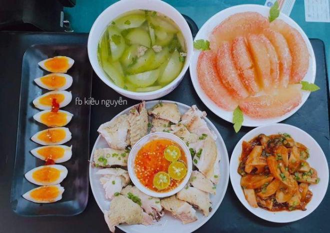 9X khoe cơm gia đình đặc sắc, dân mạng lại lo 