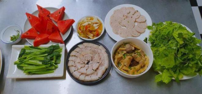 9X khoe cơm gia đình đặc sắc, dân mạng lại lo 