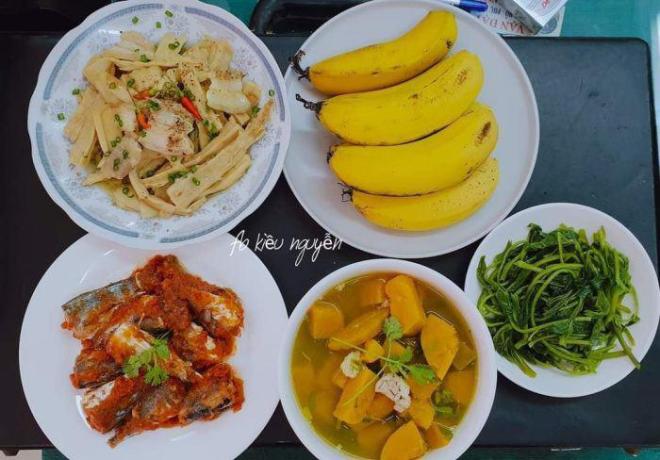 9X khoe cơm gia đình đặc sắc, dân mạng lại lo 