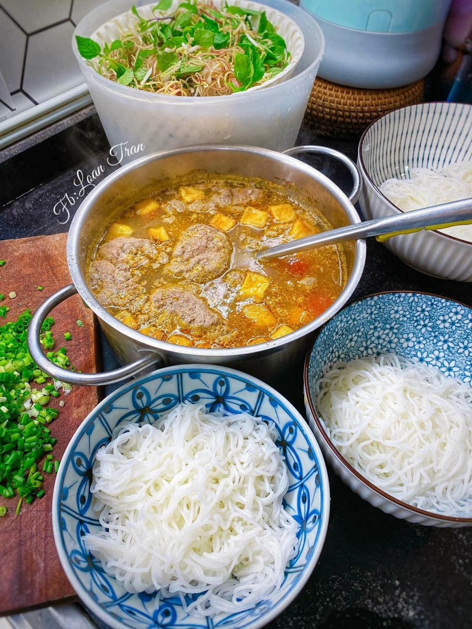 Bí quyết làm riêu cua đóng thành tảng của mẹ 9X