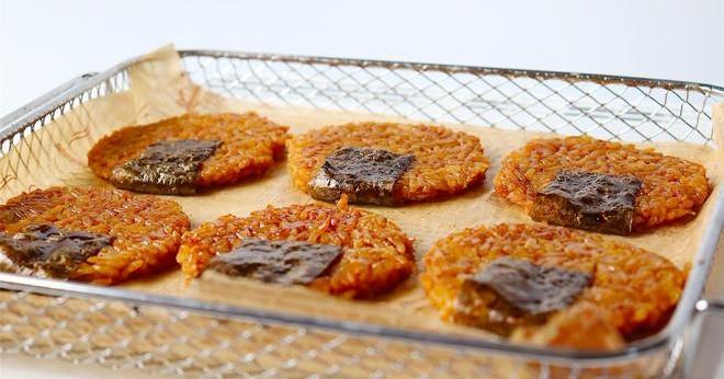 Hễ nhà có cơm nguội là con tôi đòi mẹ làm bánh gạo cho ăn, đứa nào cũng háo hức! Hễ nhà có cơm nguội là con tôi đòi mẹ làm bánh gạo cho ăn, đứa nào cũng háo hức!