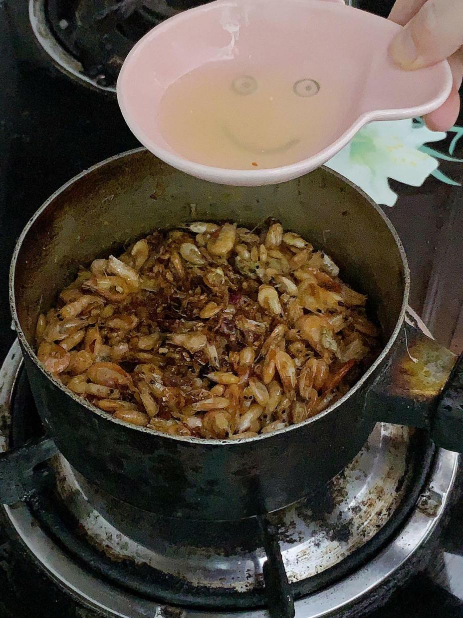 Món tép rang đậm vị mẹ làm, ăn xong nhớ quê da diết Món tép rang đậm vị mẹ làm, ăn xong nhớ quê da diết