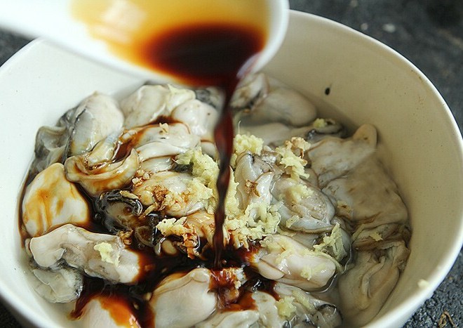 Mua được hàu ngon, hấp mãi cũng chán, đem chiên giòn được món ngon, béo ngọt