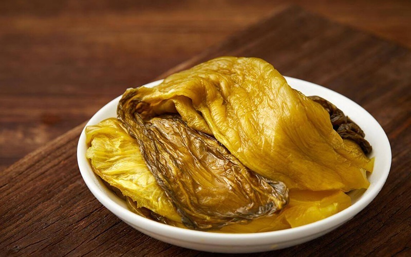 Muối dưa cải mãi giờ mới biết, muốn dưa vàng giòn không khú hỏng, 1-2 ngày là ăn được phải cho ngay thứ này