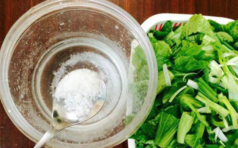 Muối dưa cải mãi giờ mới biết, muốn dưa vàng giòn không khú hỏng, 1-2 ngày là ăn được phải cho ngay thứ này