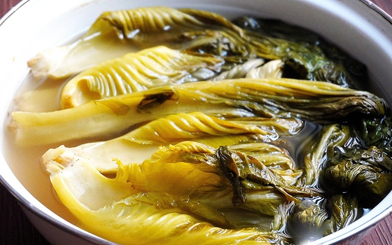 Muối dưa cải mãi giờ mới biết, muốn dưa vàng giòn không khú hỏng, 1-2 ngày là ăn được phải cho ngay thứ này