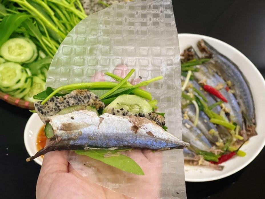 Cá nục hấp cuốn bánh tráng xứ Quảng