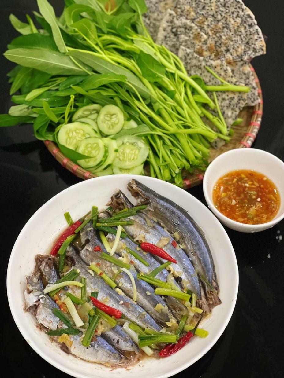 Cá nục hấp cuốn bánh tráng xứ Quảng