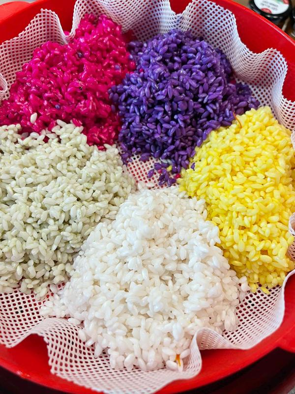 Bí quyết đồ 'xôi cầu vồng' bằng hoa lá của bà mẹ Đắk Lắk