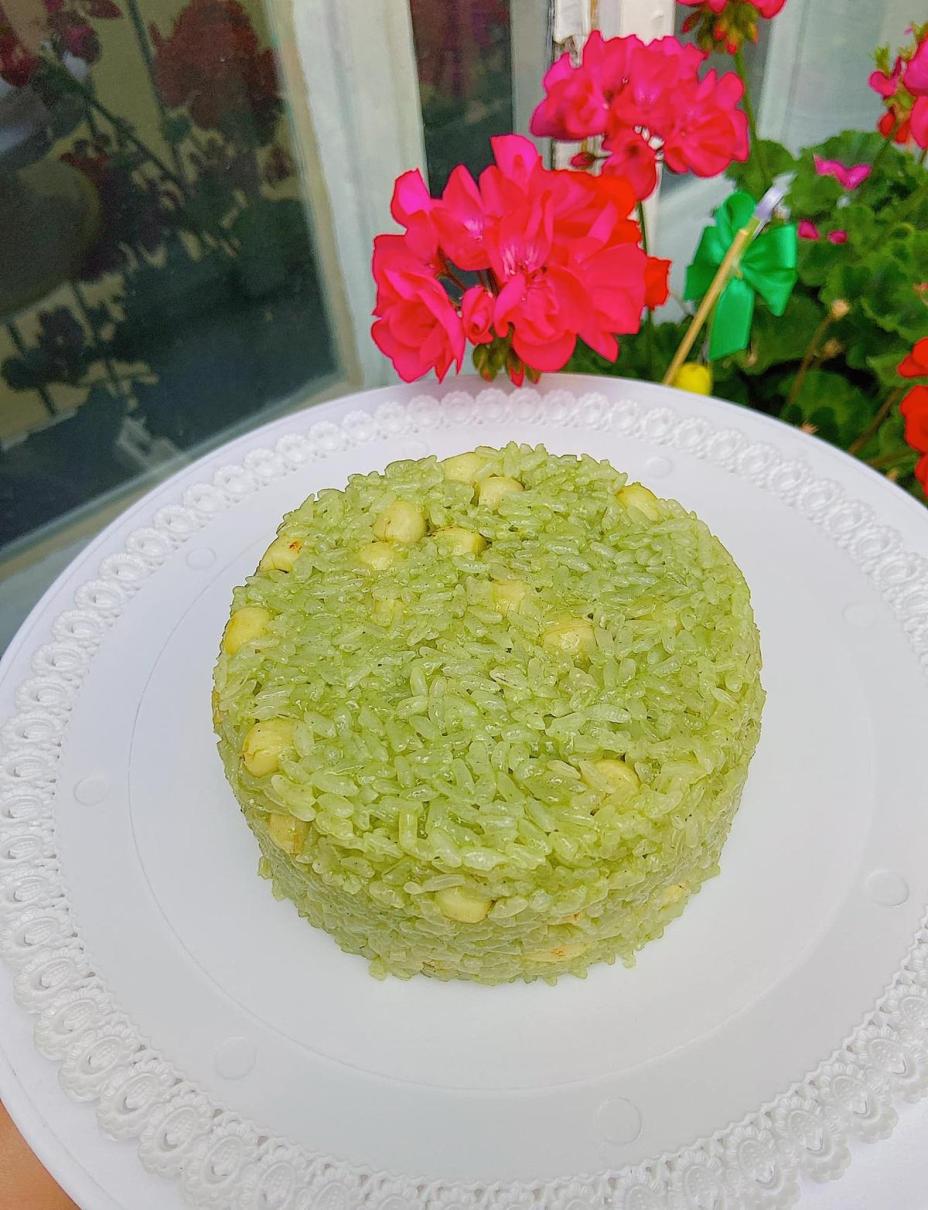 Cô gái làm xôi lá dứa đẹp như gói quà