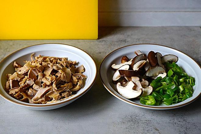 Chẳng thể ngờ gà hầm với thứ nguyên liệu dân dã lại thơm ngon, 