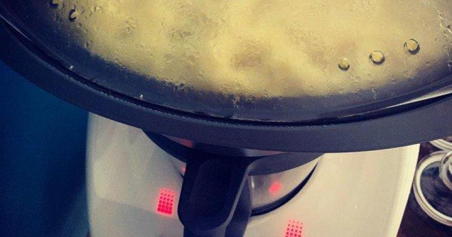 Gái chưa chồng, mẹ bỉm sữa khéo nhất showbiz Việt đua nhau làm xôi mùa dịch