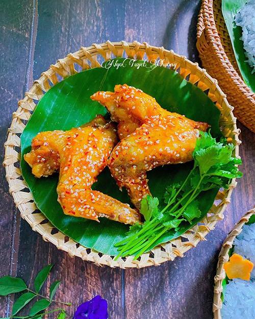 Gà chiên nước mắm, xôi hoa đậu biếc