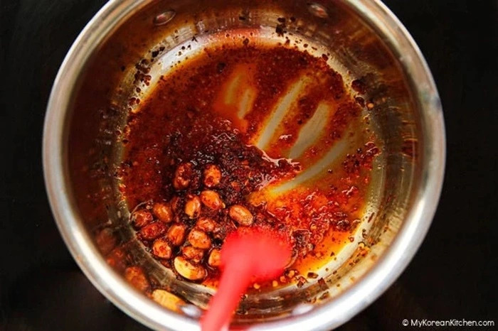Đổi vị với món gà chiên sốt ớt hạt tiêu giòn rụm, thơm ngon Đổi vị với món gà chiên sốt ớt hạt tiêu giòn rụm, thơm ngon