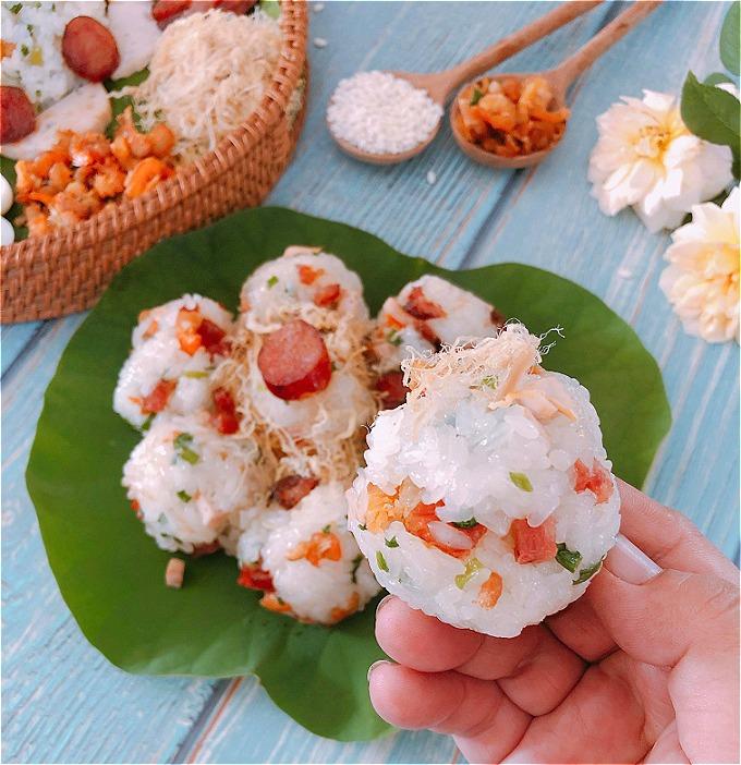 Xôi lạp xưởng tôm khô cho buổi sáng đầu tuần Xôi lạp xưởng tôm khô cho buổi sáng đầu tuần