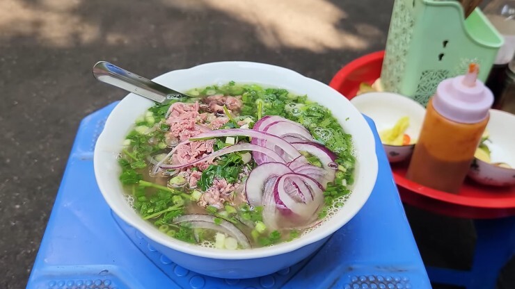 Khách nước ngoài ngồi vỉa hè ăn phở Michelin ở Hà Nội, xuýt xoa khen ngon Khách nước ngoài ngồi vỉa hè ăn phở Michelin ở Hà Nội, xuýt xoa khen ngon